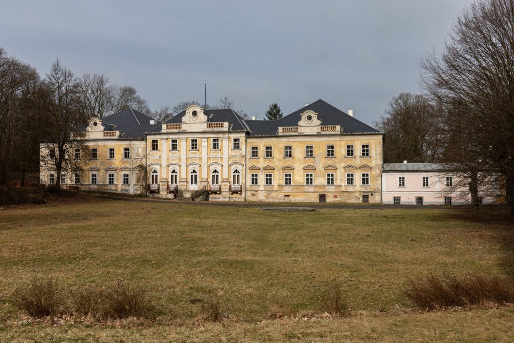 Hluboš Chateau: A Bohemian Estate and Presidential Summer Residence 2 Zámek Hluboš