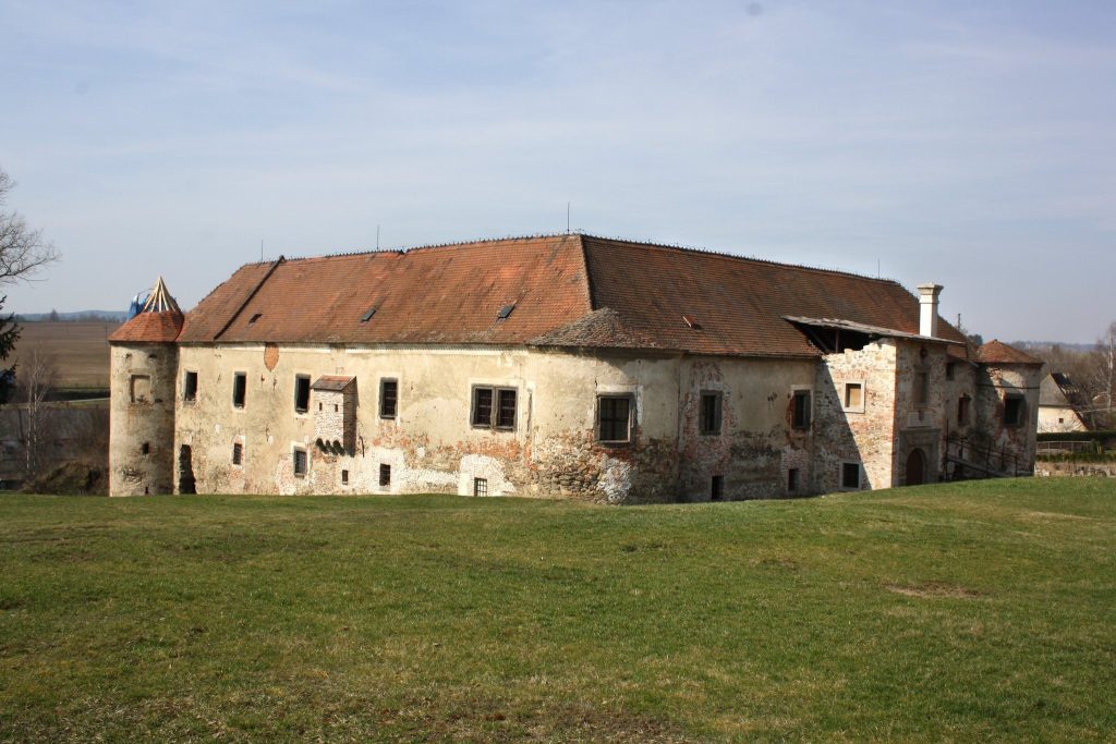 Stránecká Zhoř Castle: A Medieval Fortress and Renaissance Chateau in Czechia 1 Stránecká Zhoř Castle