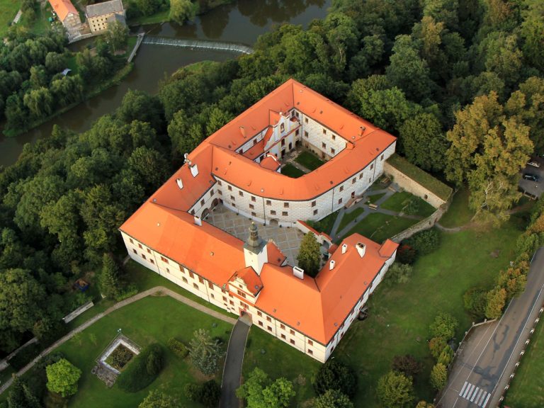 Komorní Hrádek Castle: A Medieval Fortress and Baroque Chateau in Czechia