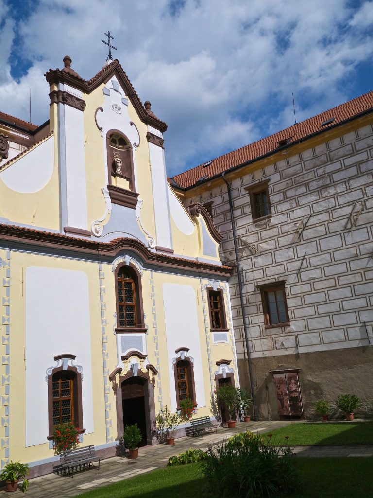 Komorní Hrádek Castle: A Medieval Fortress and Baroque Chateau in Czechia 2 Komorní Hrádek Castle