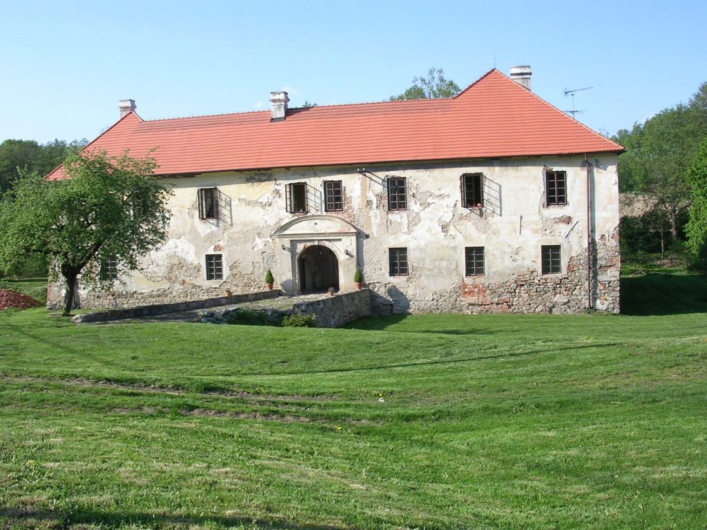 Jemniště: A Former Fortress and Estate Chateau in Czechia 1 Jemniště