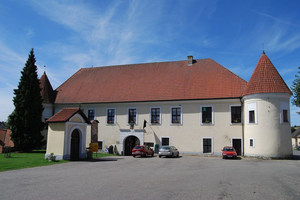 Louňovice pod Blaníkem Castle: A Historic Noble Residence in Czechia 1 Louňovice pod Blaníkem Castle