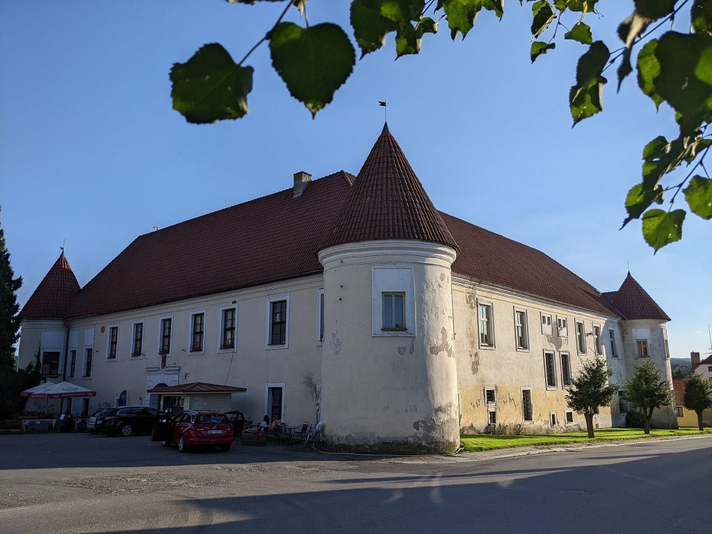 Louňovice pod Blaníkem Castle: A Historic Noble Residence in Czechia 4 Louňovice pod Blaníkem Castle