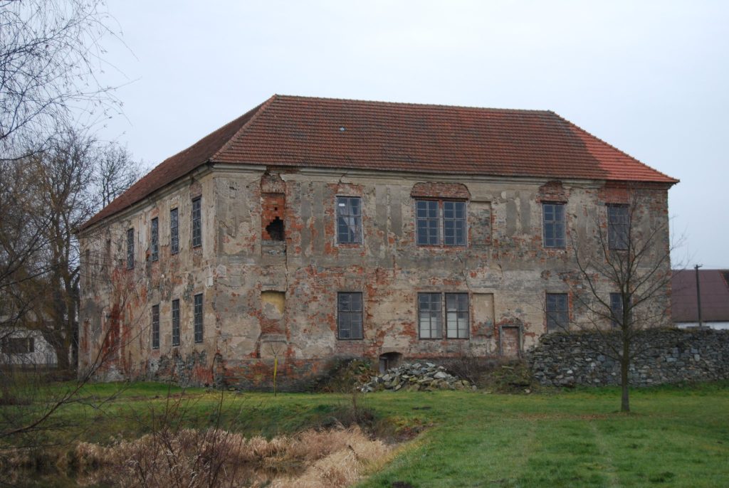 Zbenice Castle: A Renaissance Castle on a Medieval Fortified Manor 1 Zbenice Castle