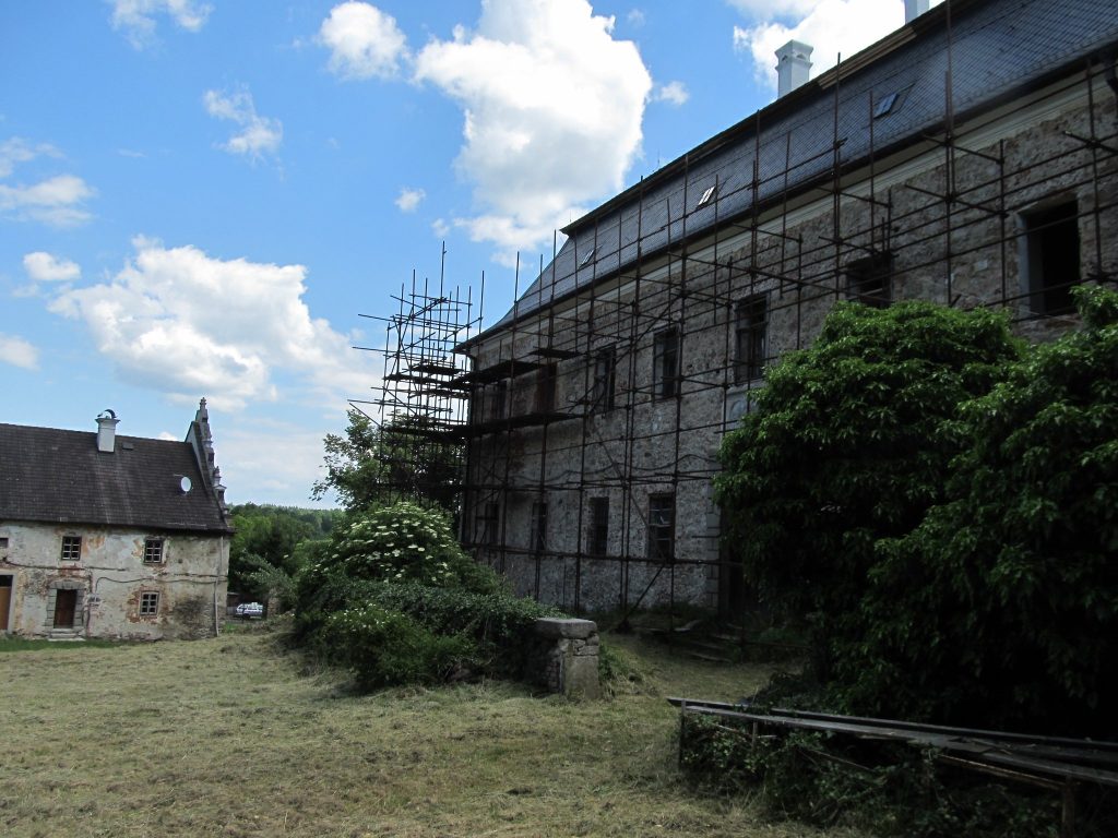 Bratronice: A Czech Chateau and Fortified Residence 1 Bratronice