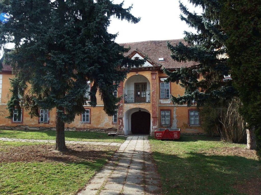 Dobromilice Castle: A Baroque and Rococo Manor in Czechia 1 Dobromilice Castle