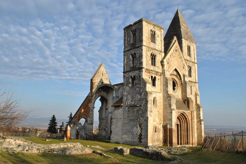 Zsámbék Premontre Monastery Church: A Medieval Premonstratensian Basilica in Hungary 1 Zsámbék Premontre monastery church