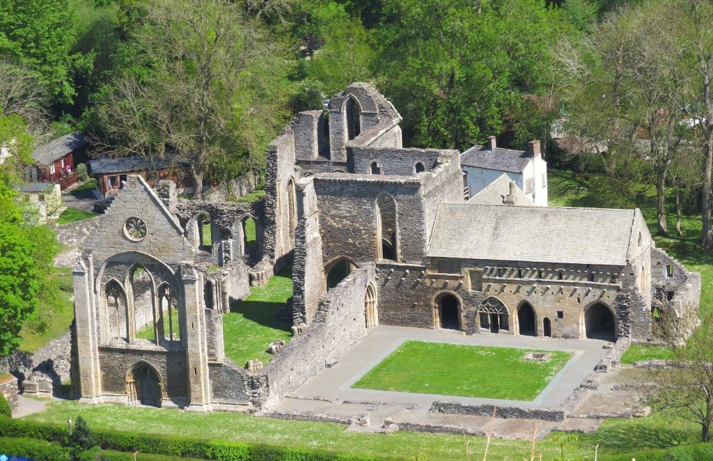 Valle Crucis Abbey: A Cistercian Monastery in Wales 1 Valle Crucis Abbey