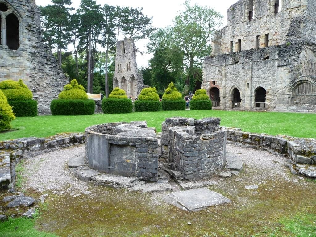Wenlock Priory: An Anglo-Saxon Monastery and Cluniac Priory in England 2 Wenlock Priory