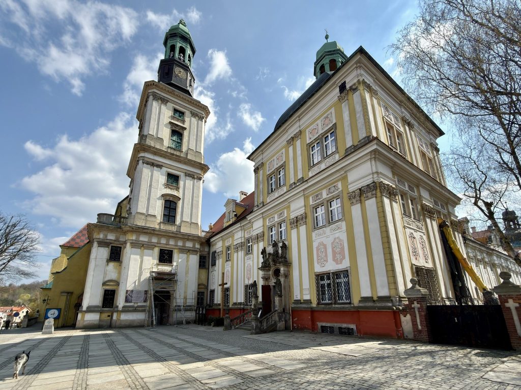 Sanctuary of St. Jadwiga in Trzebnica: A Silesian Monastic and Pilgrimage Complex 2 Sanctuary of St. Jadwiga in Trzebnica