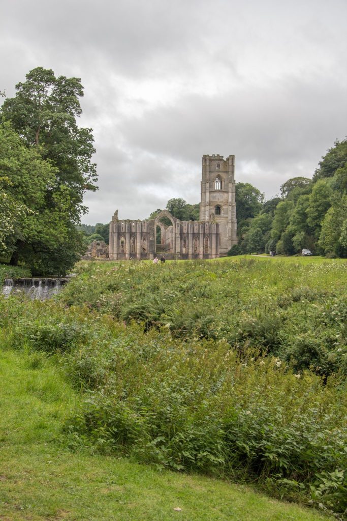 Fountains Abbey: A Cistercian Monastery in England 3 Fountains Abbey