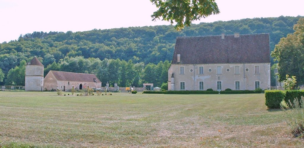 Reigny Abbey: A Cistercian Monastery in France 1 Reigny Abbey