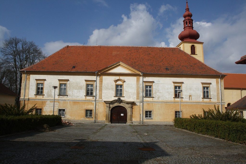 Dalešice Castle: A Baroque Noble Residence in Czechia 1 Dalešice Castle