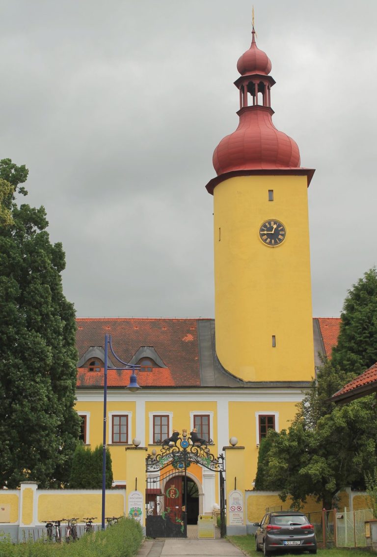 Stráž nad Nežárkou Castle: A Medieval Castle and Noble Estate in Czechia