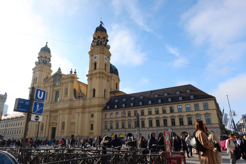 Theatine Church: A Baroque Court and Collegiate Church in Munich 1 Theatine Church