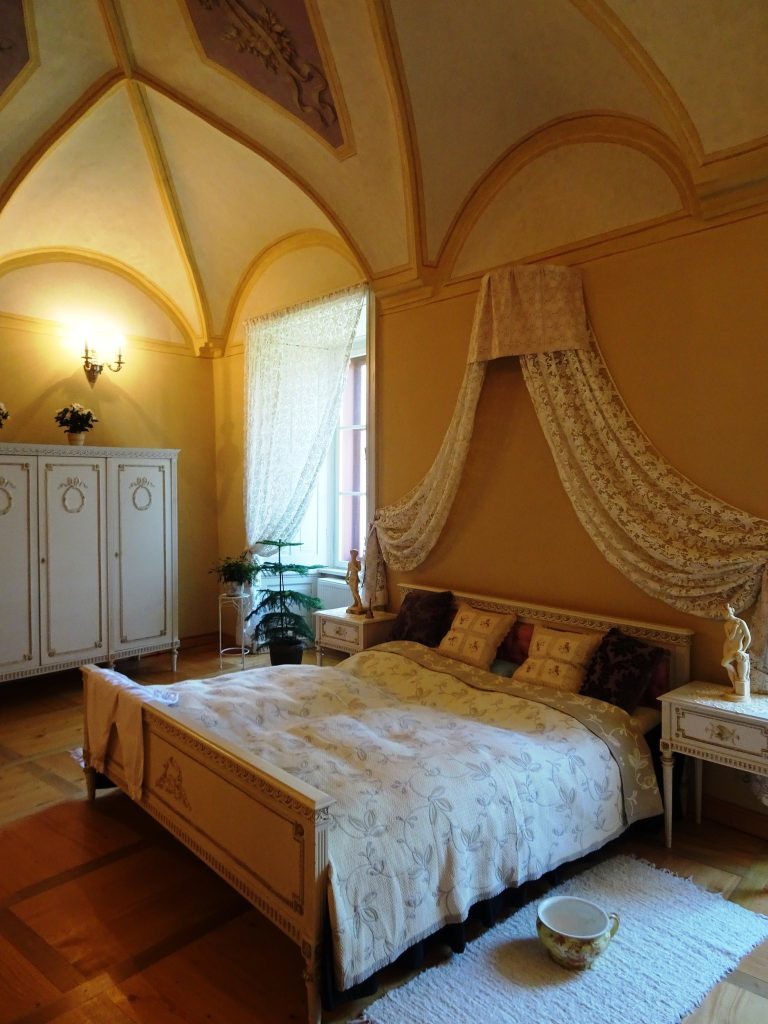 Castle Bor: A Medieval Castle and Late-Gothic Residence 3 Castle Bor
