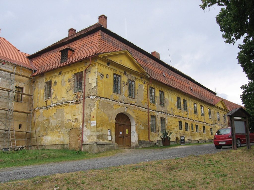Starý zámek: A Historic Chateau in Chudenice 1 Starý zámek