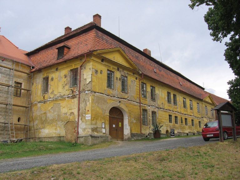 Starý zámek: A Historic Chateau in Chudenice