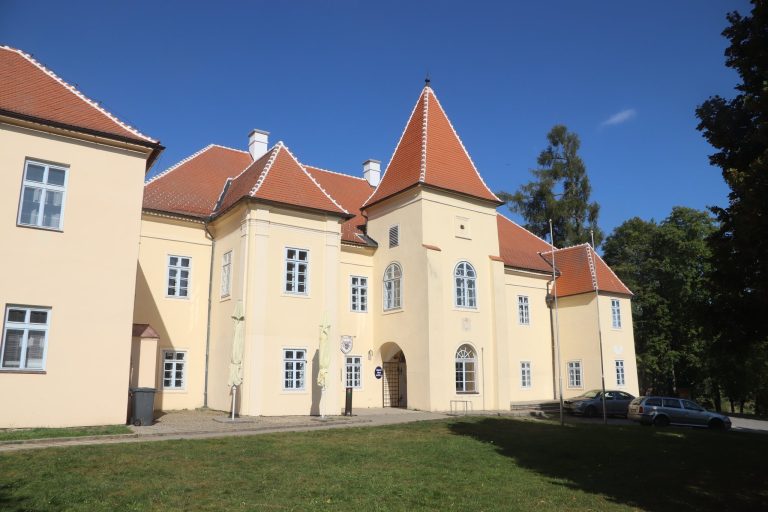 Kněžice Castle: A Municipal and Noble Residence in Czechia