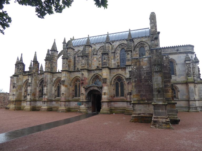 Rosslyn Chapel, Roslin: A Gothic Collegiate Church in Scotland