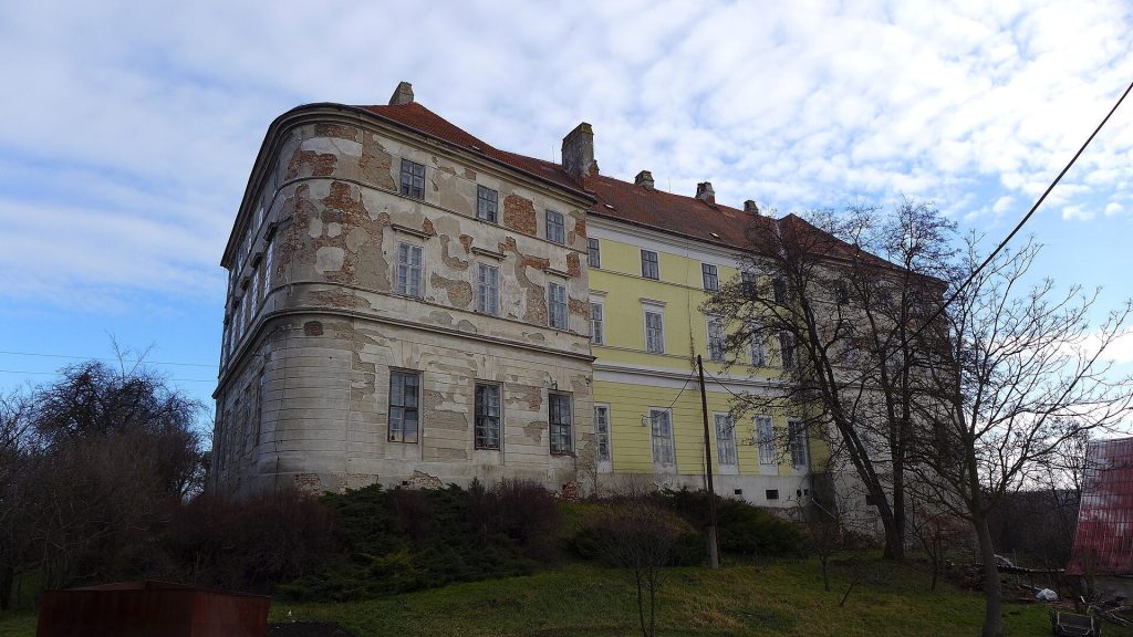 Drnholec Castle: A Renaissance Chateau in Czechia 3 Drnholec Castle