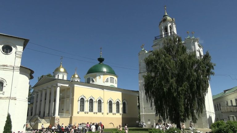 Savior Transfiguration Monastery: A Historic Religious and Defensive Center in Yaroslavl