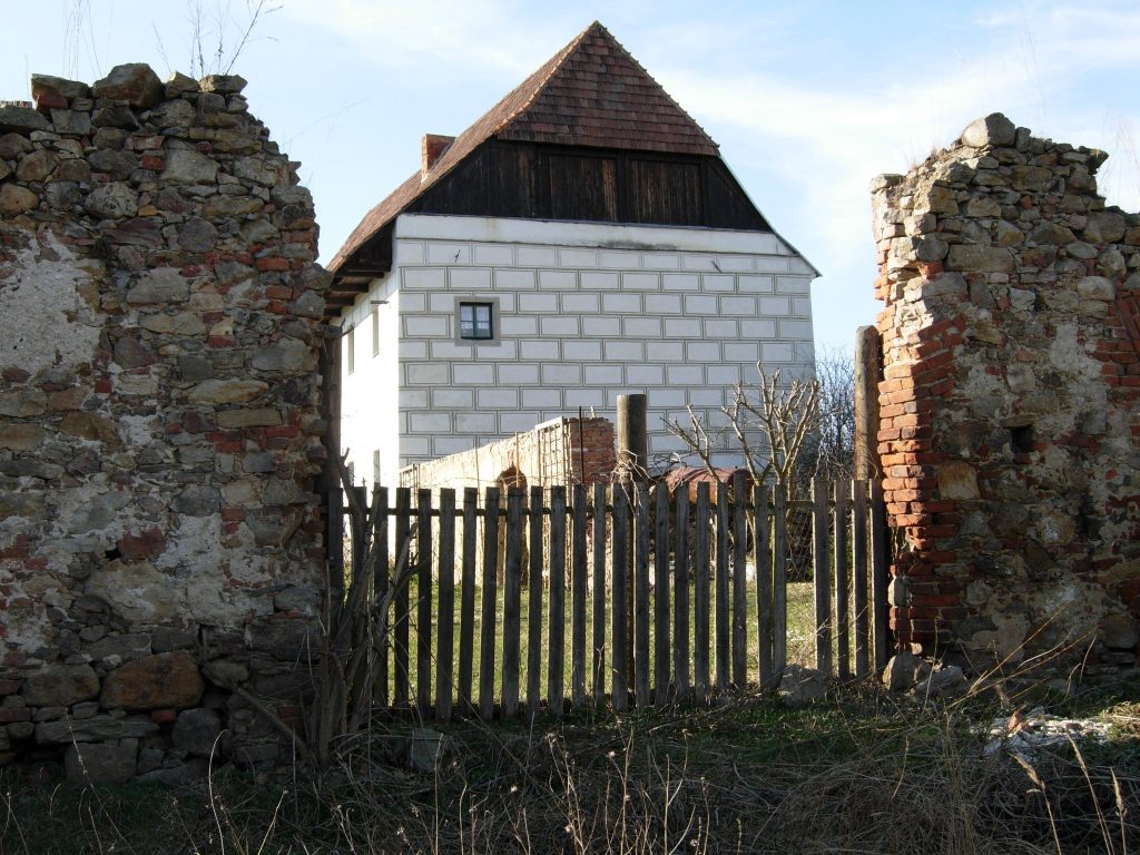 Tvrz Klokočín: A Renaissance Fortified Residence in Czechia 3 Tvrz Klokočín