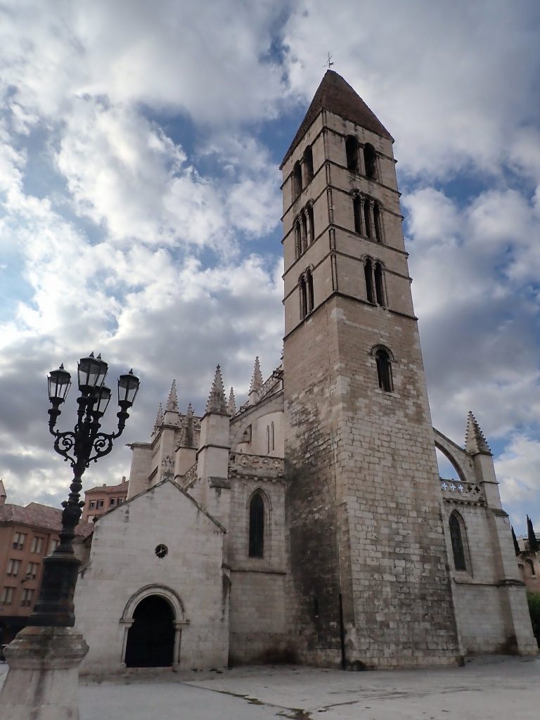 Santa María La Antigua: A Romanesque, Gothic, and Neo-Gothic Parish Church in Valladolid 2 Santa María La Antigua