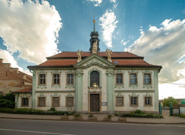 Ďáblice Castle: A Baroque Castle and Chapel in Prague
