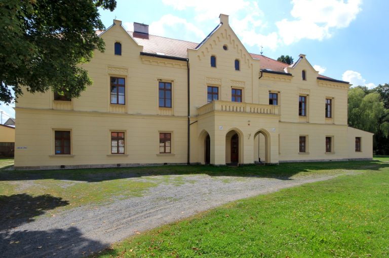 Osvračín Castle: A Baroque and Neo-Gothic Chateau in Czechia