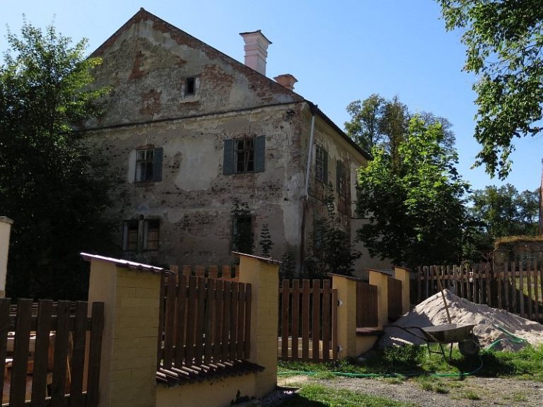 Týnec: A Baroque Chateau Incorporating a Renaissance Fortress