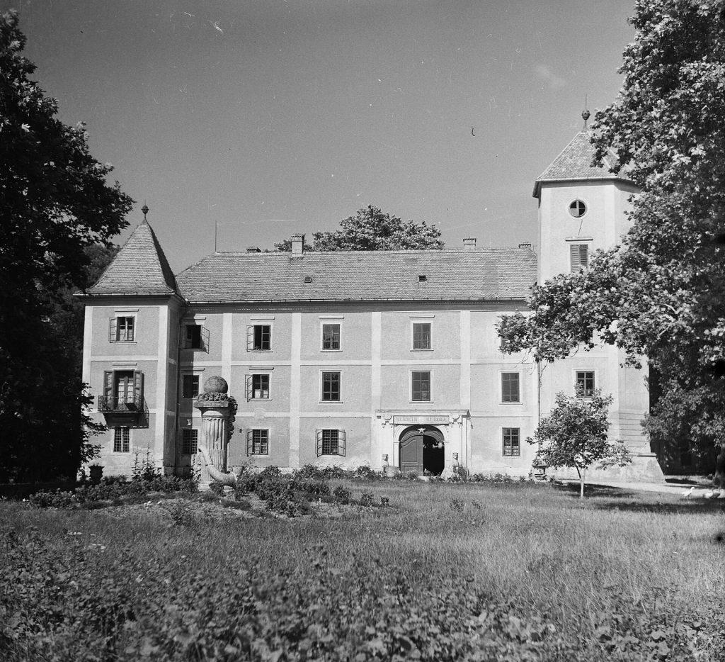 Khuen-Héderváry Mansion in Hédervár: A Hungarian Noble Estate and Historic Castle Complex 1 Khuen-Héderváry mansion in Hédervár
