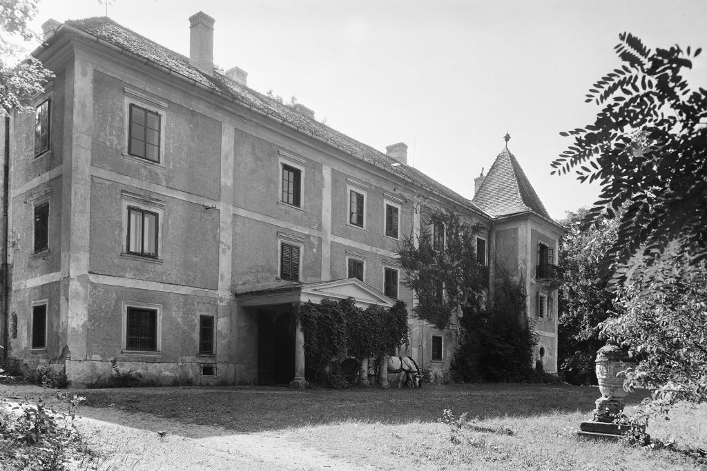Khuen-Héderváry Mansion in Hédervár: A Hungarian Noble Estate and Historic Castle Complex 2 Khuen-Héderváry mansion in Hédervár