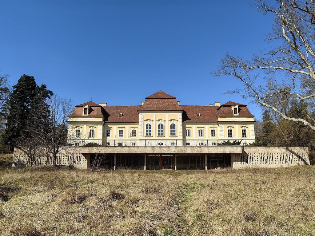 Apponyi Mansion in Hőgyész: A Baroque Noble Residence and Estate Center 1 Apponyi Mansion in Hőgyész