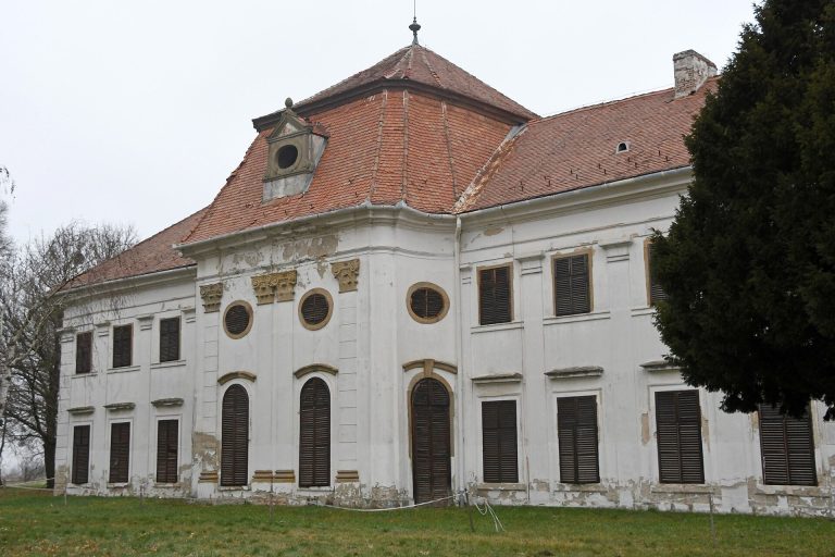 Schmiddeg–Vigyázó Mansion in Nagyberki: An Aristocratic Country Residence