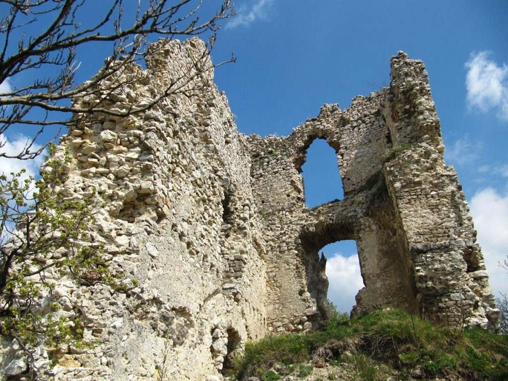 Vitány Castle: A Medieval Fortress in Hungary 1 Vitány Castle