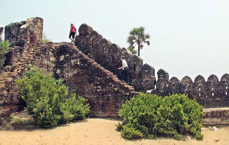 Alamparai Fort: A Mughal-Era Trading Fort in India 4 Alamparai Fort