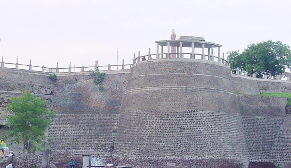 Akola Fort: A Historic Riverside Fortification in Maharashtra 1 Akola Fort