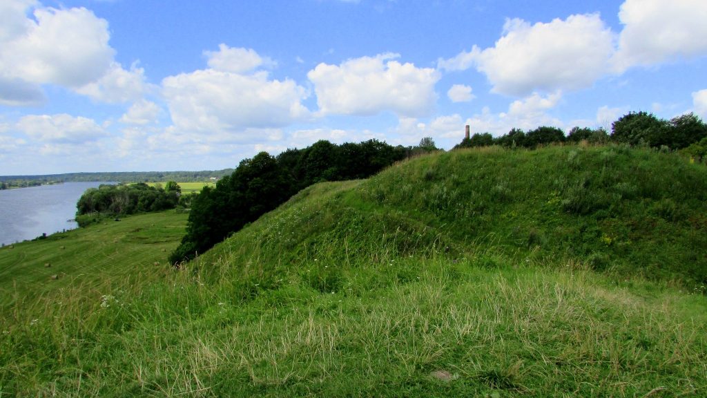 Aizkraukle Hillfort: A Liv Stronghold and Medieval Castle Site in Latvia 2 Aizkraukle hillfort