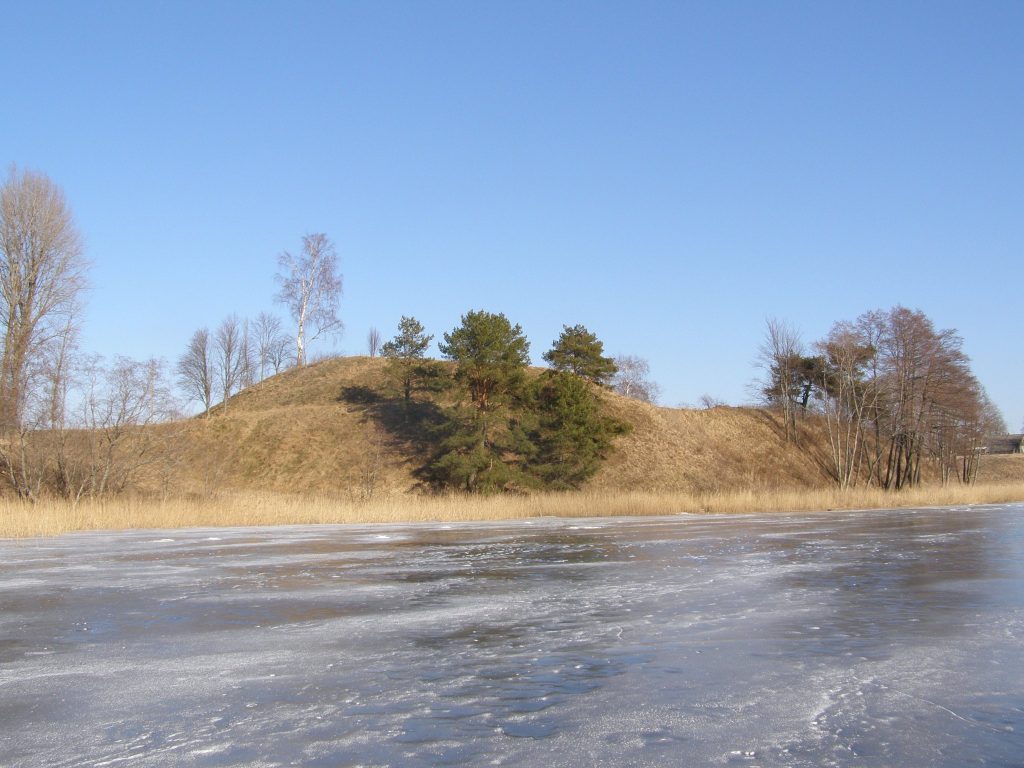 Senoji Įpiltis Hillfort: A Curonian Stronghold in Lithuania 1 Senoji Įpiltis hillfort