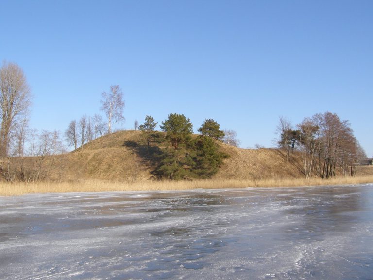 Senoji Įpiltis Hillfort: A Curonian Stronghold in Lithuania