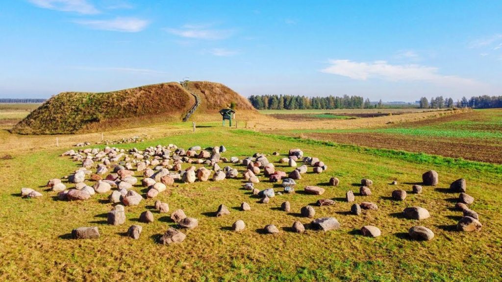Varnupių piliakalnis: A Hillfort and Foot Settlement in Lithuania 1 Varnupių piliakalnis