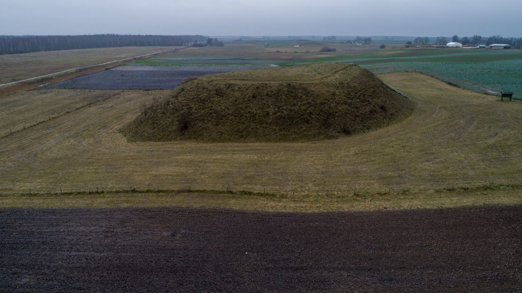 Varnupių piliakalnis: A Hillfort and Foot Settlement in Lithuania 2 Varnupių piliakalnis