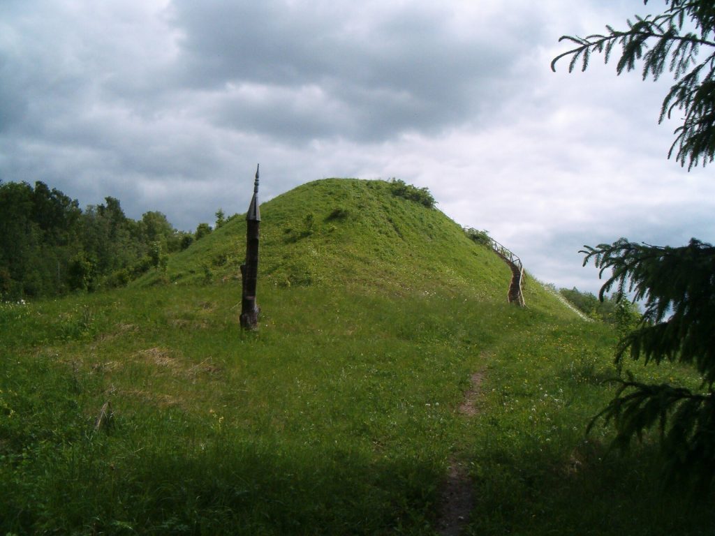 Šeimyniškiai hillfort: a fortified castle site in Lithuania 1 Šeimyniškiai hillfort