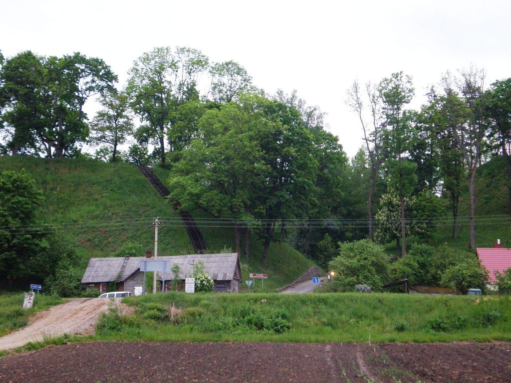 Veliuona Hillforts: A Medieval Fortress Complex in Lithuania 2 Veliuonos piliakalniai