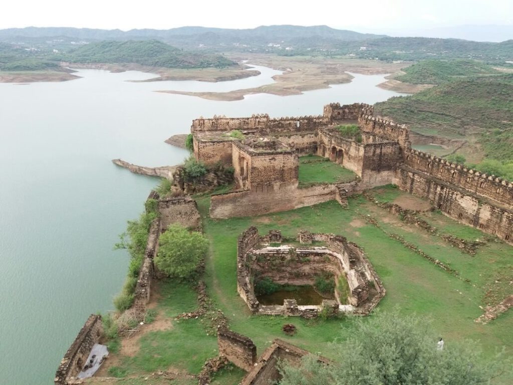 Throchi Fort: A Historic Hilltop Fortress in Pakistan 1 Throchi Fort