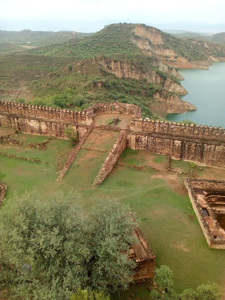 Throchi Fort: A Historic Hilltop Fortress in Pakistan 3 Throchi Fort