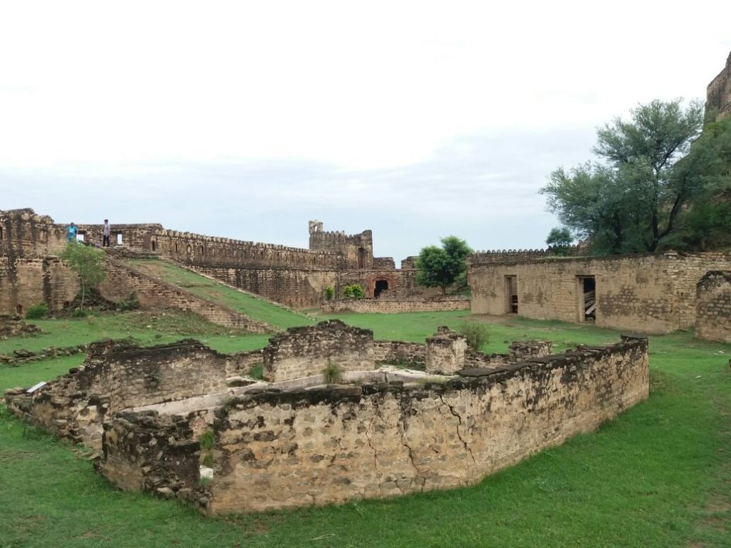 Throchi Fort: A Historic Hilltop Fortress in Pakistan 5 Throchi Fort
