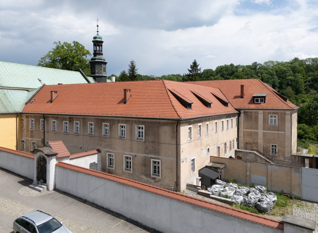 Poor Clares of Perpetual Adoration Monastery in Kłodzko: A Baroque Monastic Building 1 Poor Clares of Perpetual Adoration monastery in Kłodzko
