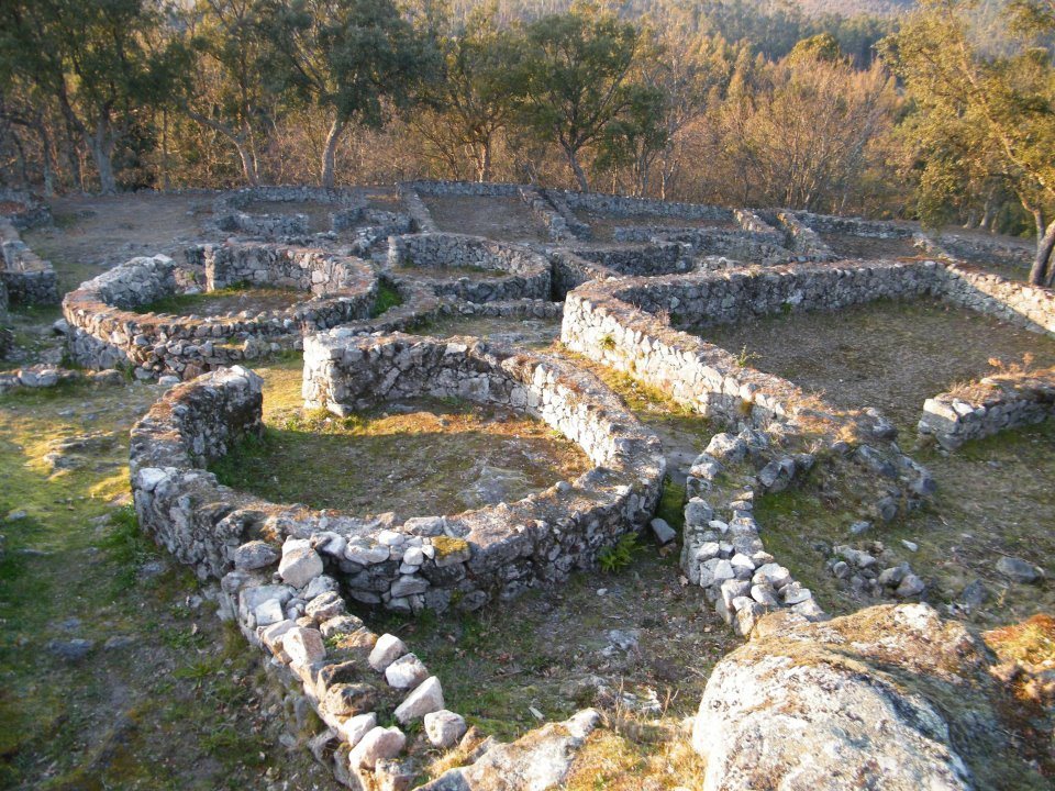 Castro de Romariz: An Iron Age and Roman Hill Settlement in Portugal 1 Castro de Romariz